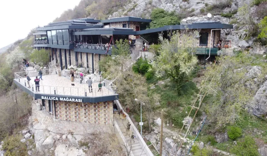 UNESCO Dünya Mirası geçici listesinde yer alan Tokat'ın gözde doğal güzelliği Ballıca Mağarası, Ramazan Bayramı boyunca yerli ve yabancı turistlerin akınına uğradı.