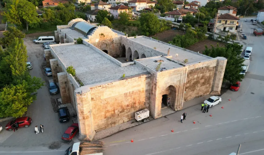 Defile, Tokat’ın Pazar ilçesinde bulunan 785 yıllık tarihi Mahperi Hatun Kervansarayı’nda düzenlendi.