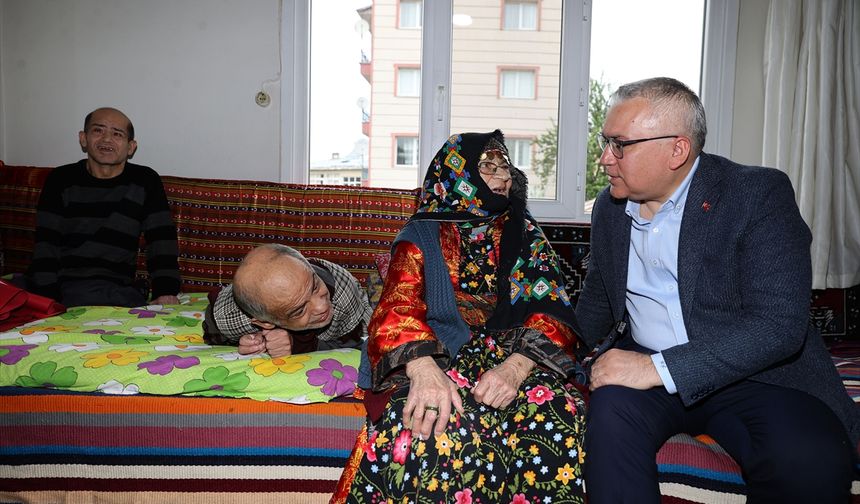Sivas Valisi Şimşek, engelli iki oğluna bakan 93 yaşındaki anne ile buluştu