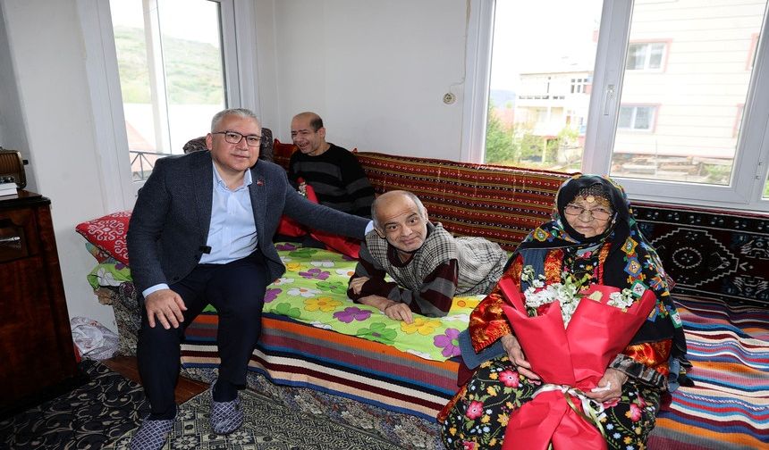 93 yaşındaki fedakar anne unutulmadı
Sivas Valisi Yılmaz Şimşek, Doğanşar ilçesine bağlı Çatpınar köyünde doğuştan özel gereksinimli, yürüyemeyen ve konuşamayan 60 ve 53 yaşındaki iki evladına bakan 93 yaşındaki Gülsüm Karamuk'u ziyaret etti.