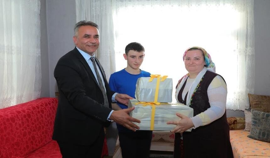 Fedakar anneye ‘Anneler Günü’ sürprizi
Geçmiş yıllarda eşinden boşanarak Ordu’nun Altınordu ilçesinde yaşamını sürdüren 36 yaşındaki Hülya Bodur, birisi engelli olmak üzere 14 ve 12 yaşlarında iki erkek çocuğuna hem annelik hem de babalık yapıyor. Göstermiş olduğu fedakarca davranışıyla takdir toplayan anne Bodur’un hem bu davranışını tebrik etmek, hem de Anneler Günü’nü kutlamak isteyen Ordu Büyükşehir Belediyesi Genel Sekreter Yardımcısı Seyfettin Bilkay çiçek ve hediyeler ile ailenin kapısını çaldı.