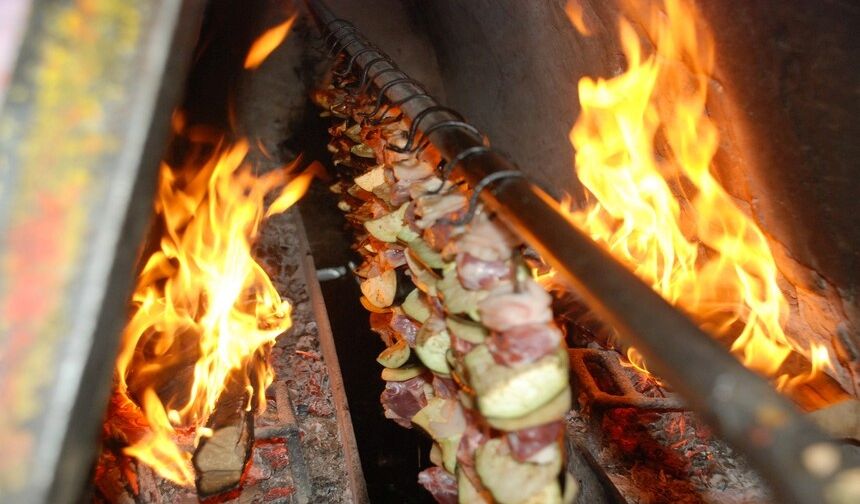 Tokat, zengin mutfak geleneğiyle Anadolu’nun dikkat çeken şehirlerinden biri. Hem Karadeniz hem de İç Anadolu etkilerini taşıyan bu mutfak, son zamanlarda gastronomi turizmi ve yerel lezzetlerin tanıtımıyla daha fazla ilgi görüyor.