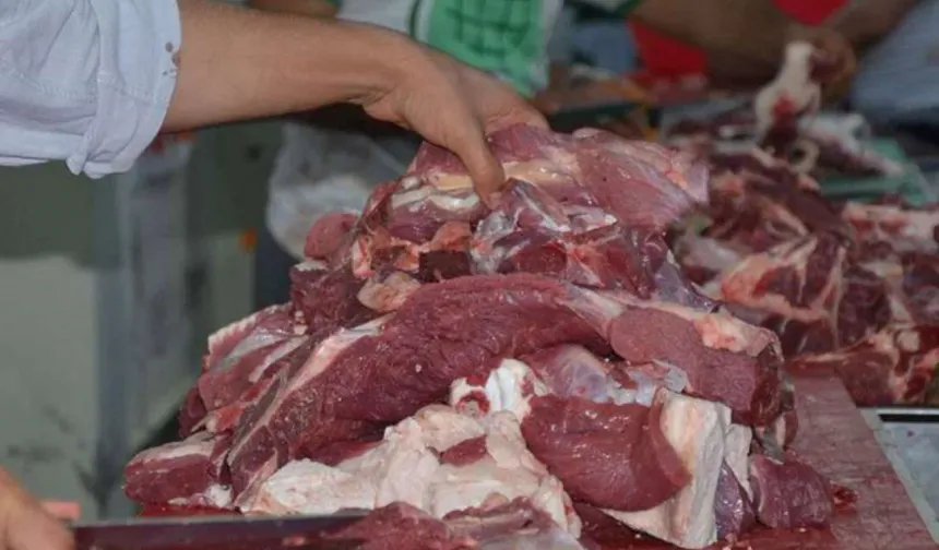 Kurban Bayramı'nda etler paylaştırılmaya ve buzluklarda yerini almaya başlayacak. Peki, kurban etini doğru saklıyor musunuz? Kurban eti nasıl saklanmalı? sorularının cevaplarını yazımızda derledik. Bu güzel bayramı sevdiklerimizle birlikte geçirirken, kurban etini saklama, mühürleme ve pişirme işlemlerini de doğru bir şekilde yapmaya özen gösterelim.