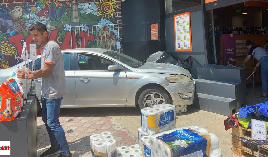 Tokat'ta Kontrolden Çıkan Otomobil Markete Çarptı