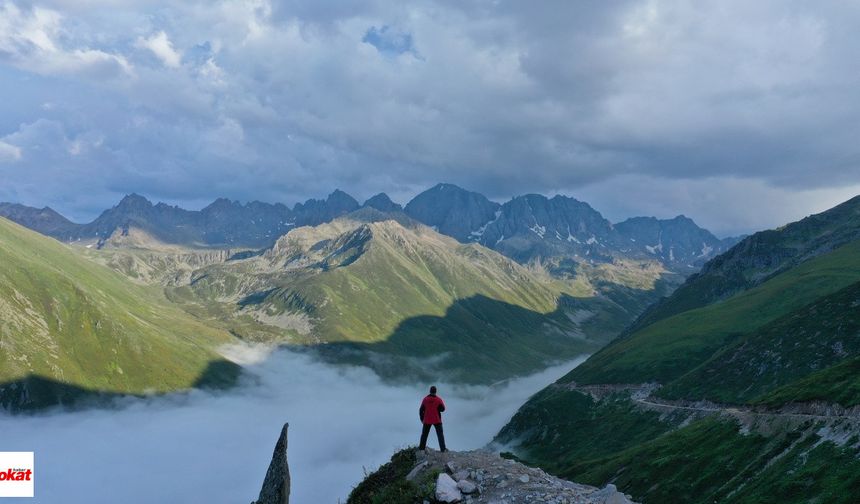 Büyük bölümü Rize'nin Çamlıhemşin ilçesi sınırları içerisinde bulunan Kaçkar Dağları Milli Parkı, doğal güzelliğiyle ziyaretçilerin ilgisini çekiyor. 3 büyük dağ kütlesinden oluşan ve flora zenginliği ile hayvan çeşitliliğinin bulunduğu milli park, fotoğraf tutkunlarının da tercih ettiği yerler arasında bulunuyor.