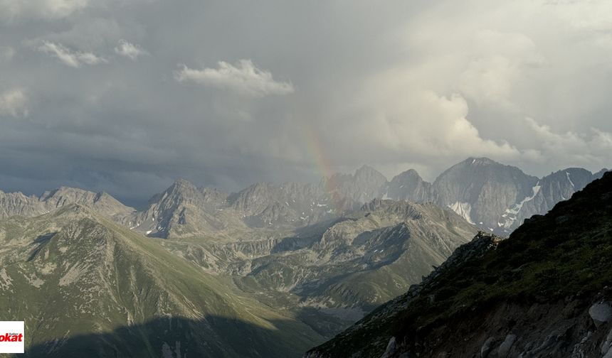 Büyük bölümü Rize'nin Çamlıhemşin ilçesi sınırları içerisinde bulunan Kaçkar Dağları Milli Parkı, doğal güzelliğiyle ziyaretçilerin ilgisini çekiyor. 3 büyük dağ kütlesinden oluşan ve flora zenginliği ile hayvan çeşitliliğinin bulunduğu milli park, fotoğraf tutkunlarının da tercih ettiği yerler arasında bulunuyor.