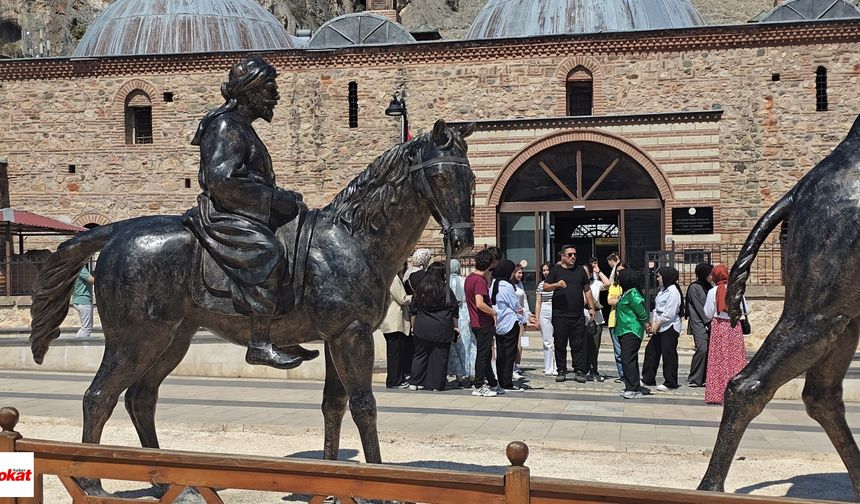 YKS’de başarılı olan gençlere ödül olarak Tokat'ta kültür turu düzenlendi