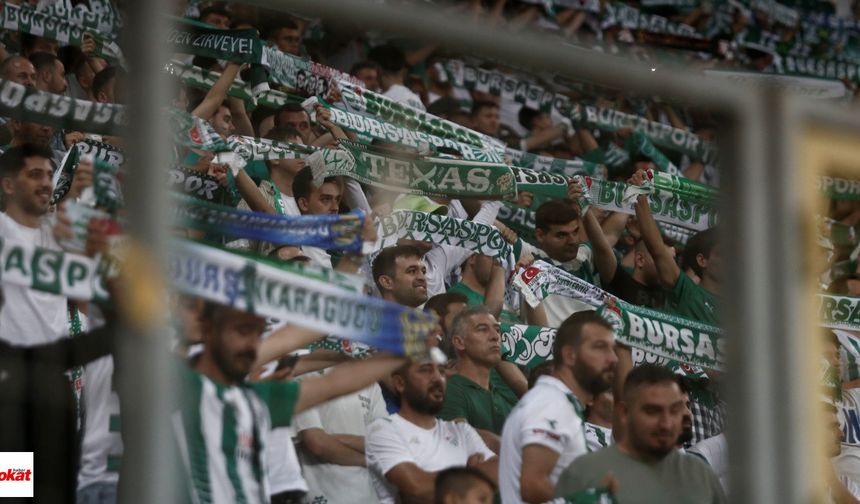 Bursaspor taraftarları coşkuda – Bursaspor taraftarları, maçın her anında takımlarına büyük destek verdi.