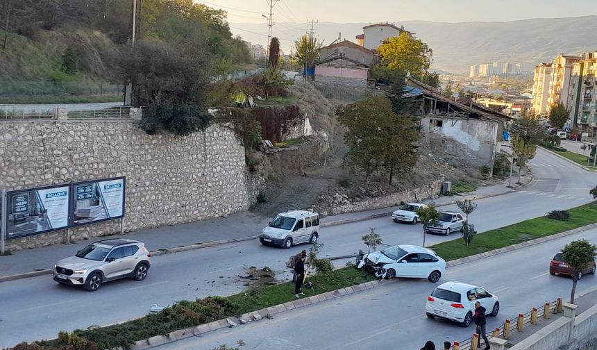 Tokat'ta Büyük Kaza Ucuz Atlatıldı: Otomobil Refüje Çıktı, Faciadan Dönüldü