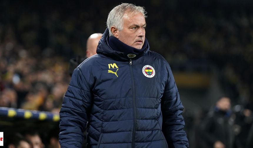 Galatasaray’dan Sert Açıklama
Galatasaray Kulübü, Mourinho’nun sözleri sonrası yazılı bir açıklama yayımladı. Açıklamada, “Türkiye’de göreve başladığı günden beri sık sık Türk futbolunu ve insanını aşağılayan Fenerbahçe Teknik Direktörü Jose Mourinho, bugün bu ahlak dışı söylemlerine insanlık dışı ifadeleri de eklemiştir. Kendisi hakkında savcılığa suç duyurusunda bulunacağız ve UEFA ile FIFA nezdinde de şikayetçi olacağız” ifadeleri yer aldı.
Ayrıca Galatasaray, Fenerbahçe yönetiminin bu konudaki tutumunu da yakından takip edeceklerini belirterek, Mourinho'nun sözlerine karşı nasıl bir duruş sergileneceğini görmek istediklerini açıkladı.