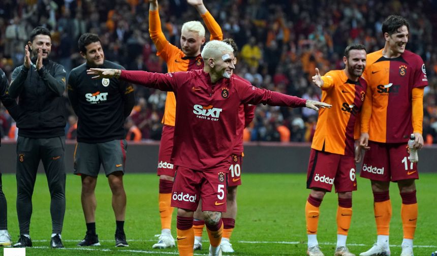 Kadroda Kritik Değişiklikler
Galatasaray, son AZ Alkmaar mücadelesine göre Fenerbahçe derbisinde farklı bir ilk 11’le sahaya çıkmaya hazırlanıyor. Okan Buruk, kalede Muslera ve Günay arasında karar veremezken, sağ bekte Frankowski, sol bekte Eren Elmalı’nın oynama ihtimali yüksek. Stoperde Sanchez ve Abdülkerim birlikte görev alacak. Orta sahada Lemina ve Torreira yer alırken, kanatlarda Barış ve Sallai, forvet arkasında Sara, ileri uçta ise Osimhen forma giyecek. Mertens ve Yunus gibi isimlerin ikinci yarıda hamle oyuncusu olarak kullanılması planlanıyor. Morata, Icardi ve Jakobs ise sakatlıkları nedeniyle kadroda yer almayacak.