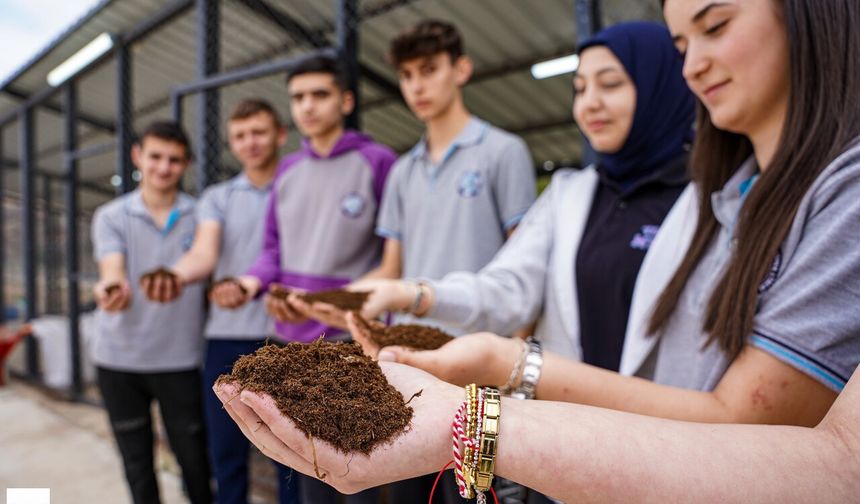 Haftalık 3,5 tonluk kapasiteyle çalışan tesiste yılda yaklaşık 60 ton kompost üretiliyor. Tesiste organik atıklar, çevreye zarar vermeden gübreye dönüştürülerek hem atık miktarı azaltılıyor hem de ülke ekonomisine katkı sağlanıyor. TOGÜ Tarım Mesleki ve Teknik Anadolu Lisesi öğrencileri için uygulamalı eğitim alanı olarak da hizmet veren tesis, gençlerin çevresel farkındalık kazanmasına ve mesleki gelişimlerine önemli katkılar sunuyor.