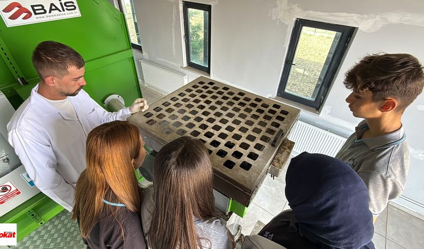 Tokat Gaziosmanpaşa Üniversitesi (TOGÜ) Taşlıçiftlik Kampüsü'nde 2021 yılında kurulan kompost üretim tesisi, çevreye ve eğitime katkı sağlayan örnek bir proje olarak öne çıkıyor. Türkiye’de bir tarım lisesi bünyesinde kurulan ilk ve tek kompost tesisi olma özelliğine sahip olan merkez, aynı zamanda Tokat kent merkezindeki tek aktif kompost tesisi olarak dikkat çekiyor