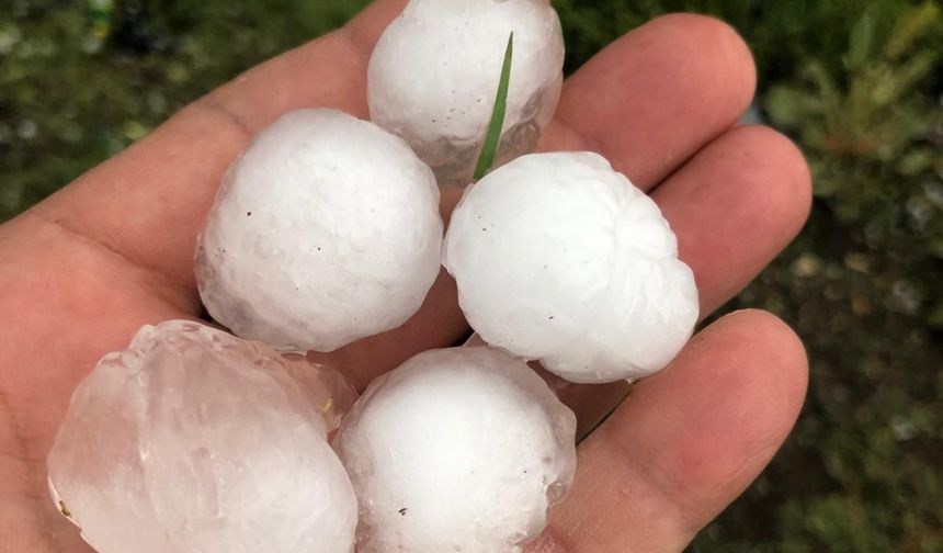 Meteoroloji Uyarmıştı: Vatandaş Neye Uğradığını Şaşırdı, Araçlar Bile Zarar Gördü!