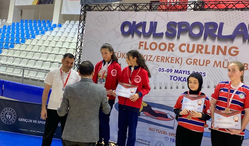 Başçiftlik küçük kız Curling takımı bölge ikincisi oldu