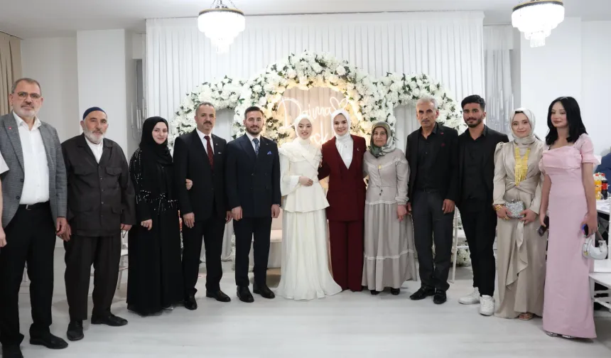 Sosyal Medyadan Gelen Daveti Kırmadı: Bakan Göktaş, Kız İsteme Merasimine Katıldı