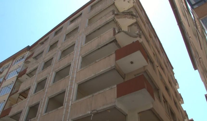 Deprem esnasında balkon çöktü: 1 yaralı