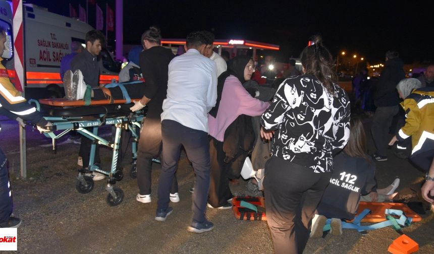 İki Araç Çarpıştı, Yayaların Arasına Daldı: 11 Kişi Yaralandı