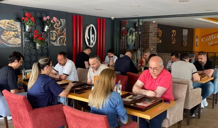14 Mayıs Eczacılık Bayramı'nda Tavla Heyecanı: Zarlar Dostluk İçin Atıldı