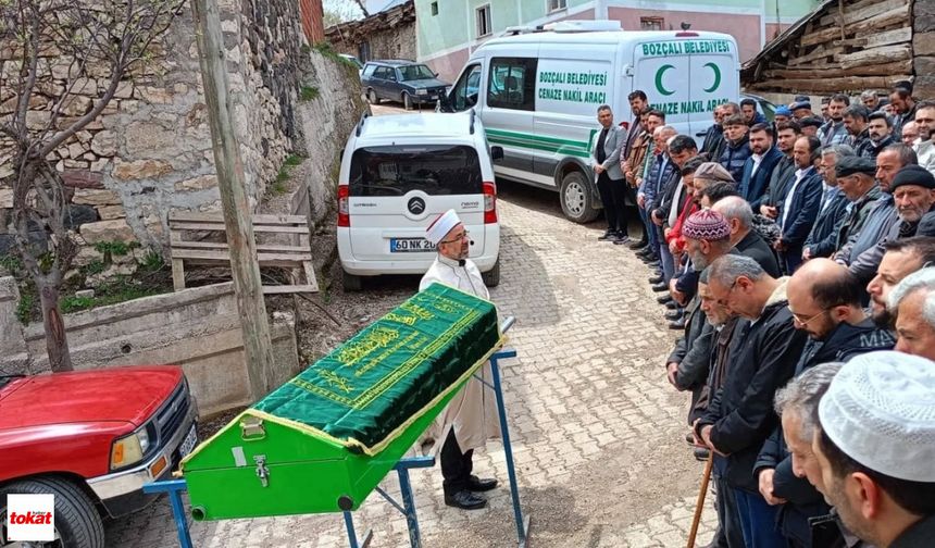 Tokat'ta Merdivenden Düşerek Ölen İmam Toprağa Verildi