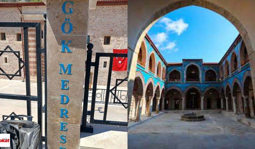 Tarihi Gök Medrese’nin Girişindeki Plastik Yazıya Tepki!