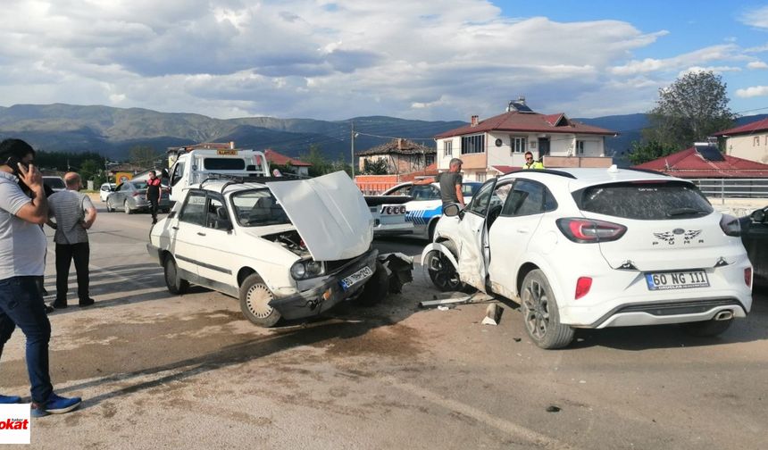 Niksar’da İki Otomobil Çarpıştı: 3 Kişi Yaralandı