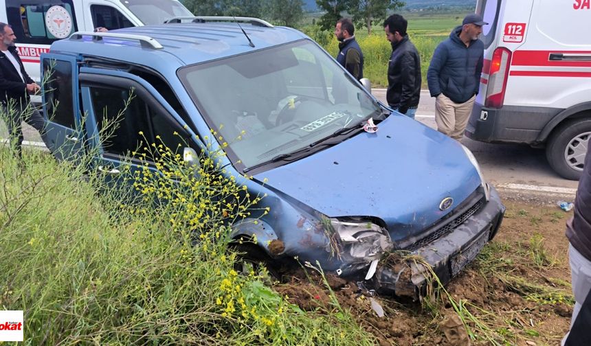 Niksar’da Maddi Hasarlı Trafik Kazası: 3 Yaralı Hastaneye Sevk Edildi