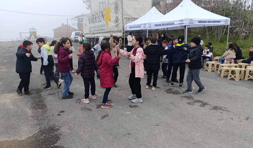 Niksar'da Minikler Önce Yöresel Oyunlarla Eğlendi Sonra Gelecek İçin Fidan Dikti