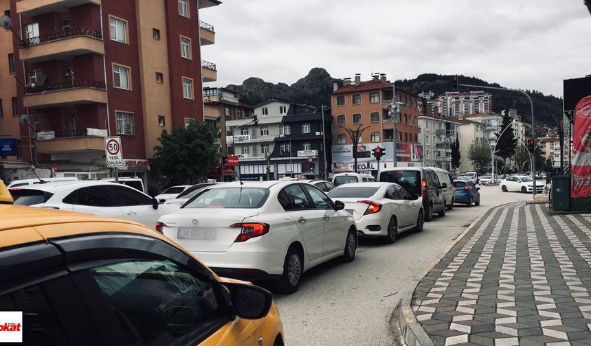 Tokat’ta Trafik Düğümü! Bu Kavşakta Dakikalarca Bekleniyor