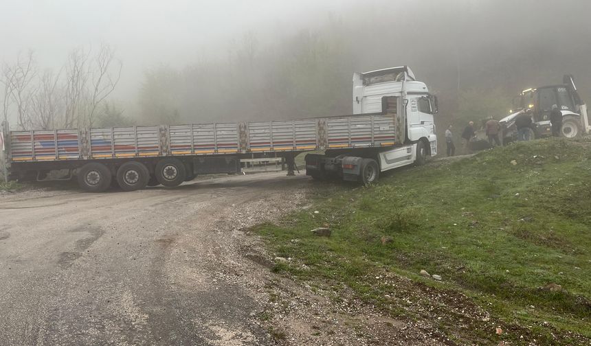 Niksar'ı Yoğun Sis Vurdu Virajı Alamayan Tır Yolu Kapattı