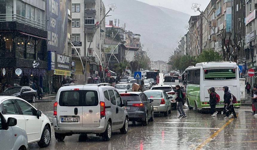 Çok Şiddetli ve Birden Dakikalarca Yağacak, Üstelik Tokat'ı Vuracak!