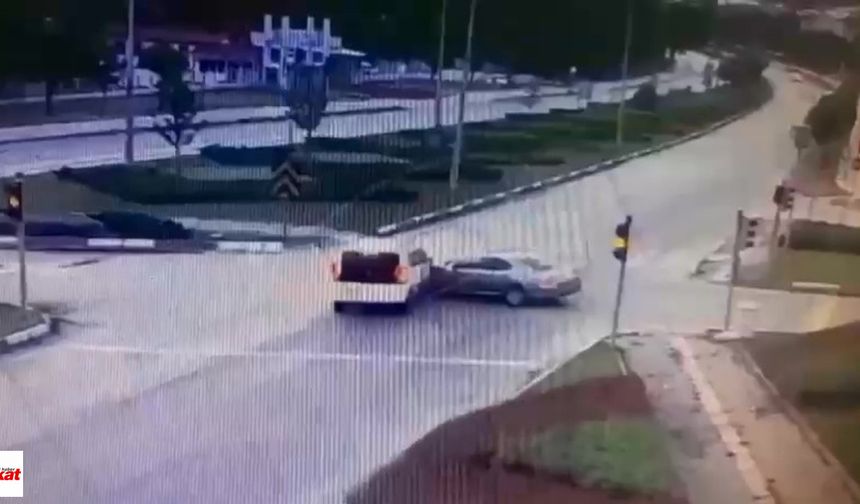 Amasya'da Trafik Kazası Güvenlik Kamerasına Yansıdı: 5 Yaralı