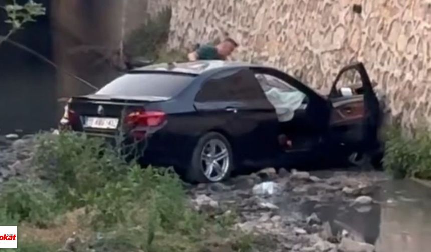 13 yaşındaki çocuğa çarpıp kanala uçtu: Kontrolden çıkan otomobil can aldı