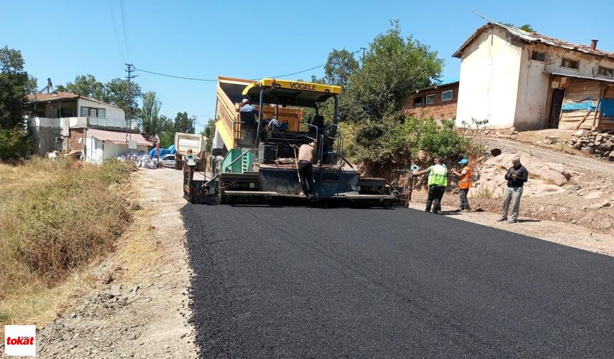 Almus’ta Sağ Sahil Grup Yolunda Sıcak Asfalt Çalışmaları Başladı