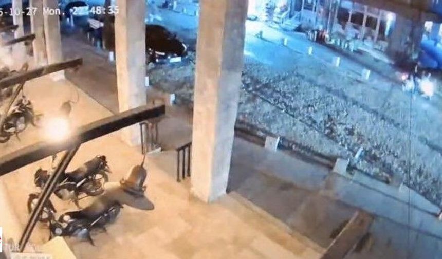 Balıkesir'de 6.1 Büyüklüğündeki Deprem Anı Kamerada