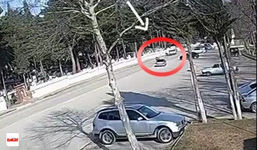 Tokat’ta Yola Atlayan Yayaya Otomobil Böyle Çarptı; Kaza Anı Kamerada!