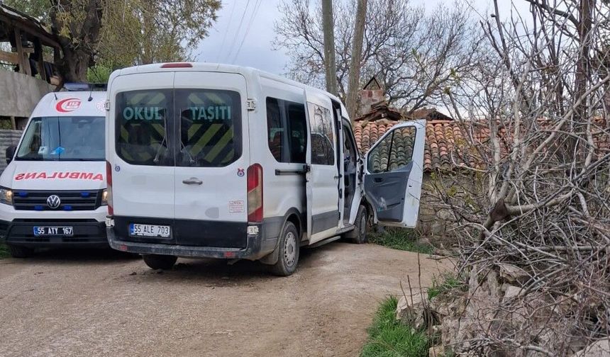 Öğrenci servisi direğe çarptı: 12 yaralı