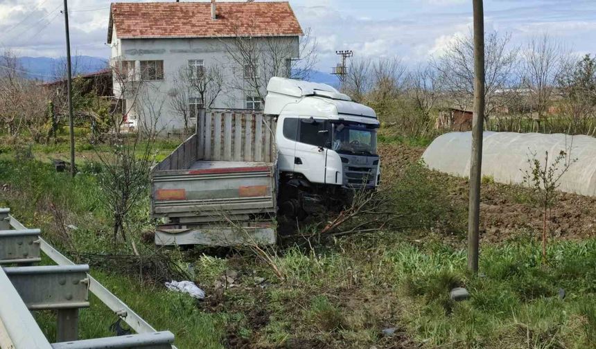 Tır tarlaya uçtu: 1 yaralı