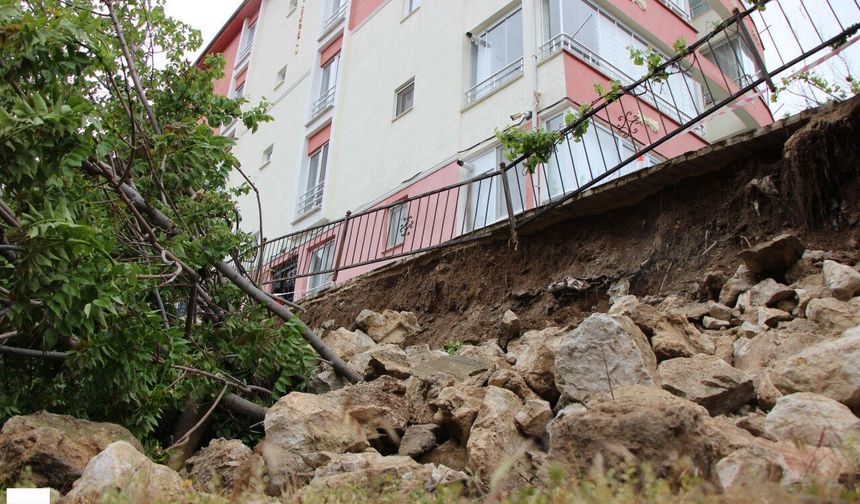 Amasya'da binanın istinat duvarı çöktü