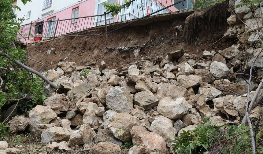 5 katlı binanın istinat duvarı çöktü