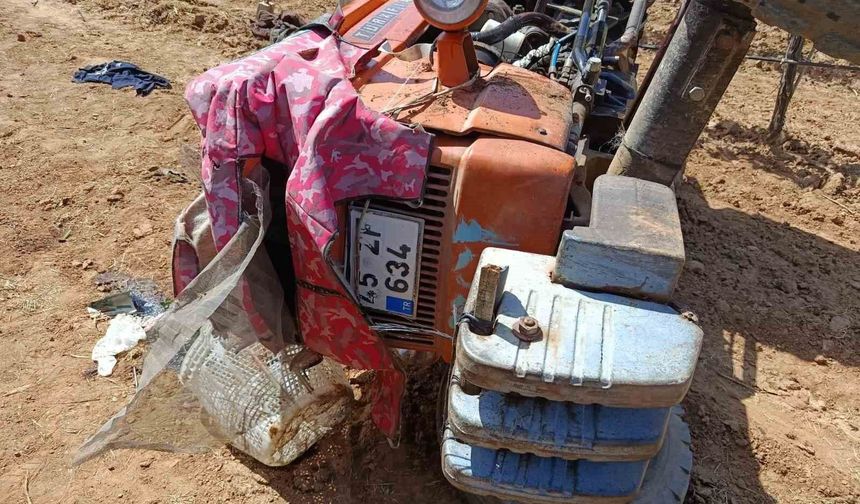 Devrilen traktörün altında kalan çifti ölüm ayırdı