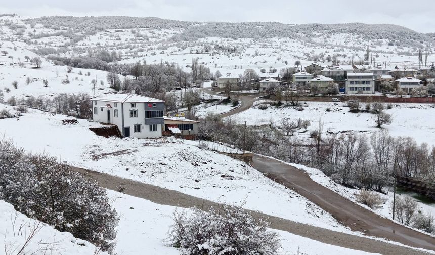 Tokat'ta Ocak Gibi Mayıs Lapa Lapa Kar Yağdı