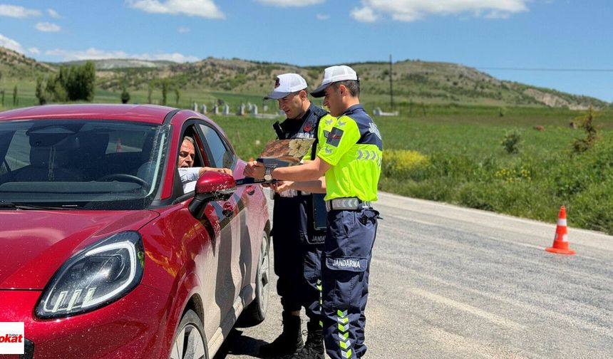 Artova Jandarmasından Bayram Uygulamasında Çikolata ve Kolonya İkramı