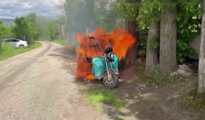 Elektrikli motosiklet alev alev yandı