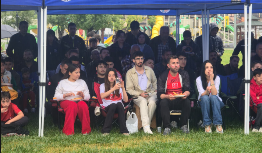 Sağanak Dinlemediler, Ay-Yıldız İçin Tek Yürek Oldular