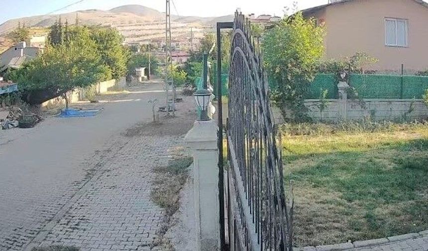 Deprem anı kameralara yansıdı