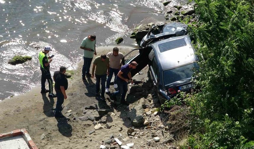 Görenleri Şoke Eden Kaza: Otomobil Evin Üzerinden Geçip Deniz Kıyısına Düştü