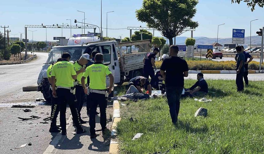 Havalimanı Kavşağında 2 Kamyonet Çarpıştı: 5 Yaralı Var