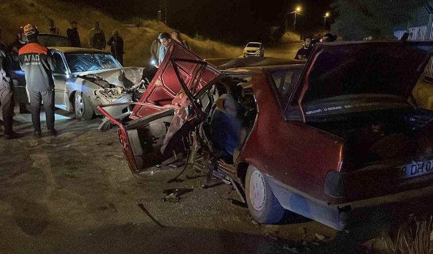 iki otomobil çarpıştı, ölü ve yaralılar var