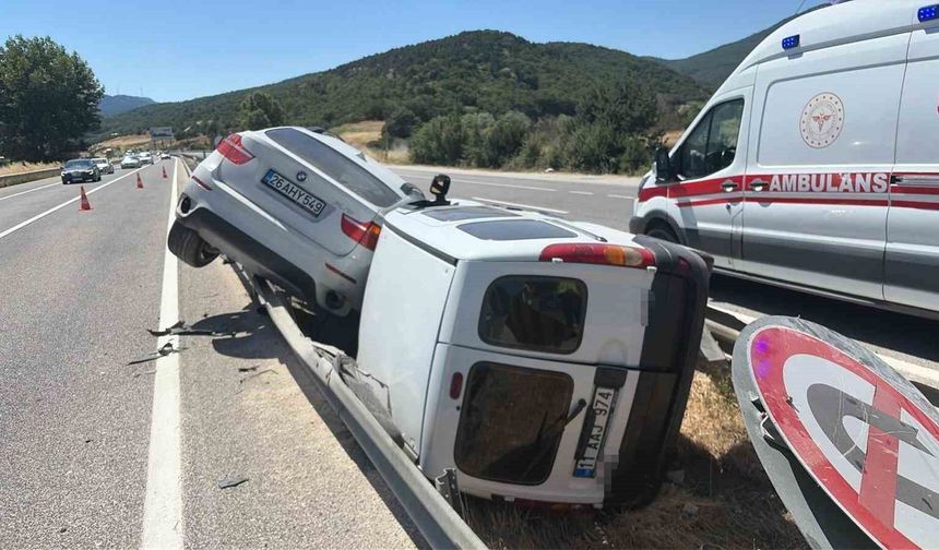 Sollamaya çıkan iki otomobil çarpıştı: 4 yaralı